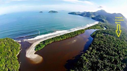 una vista aérea de la playa y del océano en Tropical Paradise House, en Ubatuba