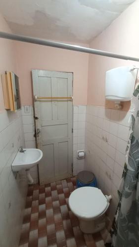 ein Badezimmer mit Toilette und Waschbecken in der Unterkunft Agro Villa in Areia