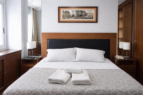 a bedroom with a bed with two towels on it at Flat com piscina no Jardim Paulista a 300m da Av Paulista e metrô in São Paulo