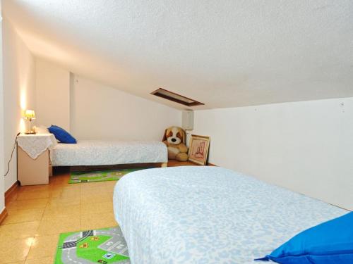 a bedroom with two beds and a stuffed animal at Red Rose in Quejas