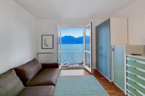 a living room with a couch and a view of the ocean at Residenza Menaggio - Mimosa in Menaggio