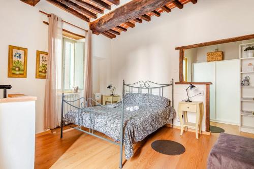 ピエガーロにあるCavour 22の部屋に金属製のベッドがある寝室