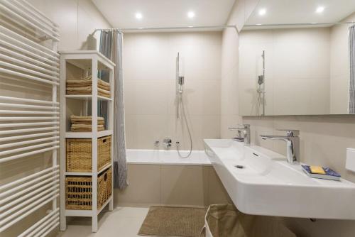Sunny Oasis, 60 sq m Private Terrace, Park View