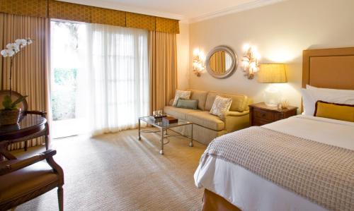 um quarto de hotel com uma cama e um sofá em Four Seasons Residence Club Aviara em Carlsbad