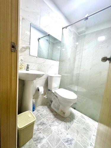 a bathroom with a toilet and a sink and a shower at Apartamento Cocorna Aventura in Cocorná
