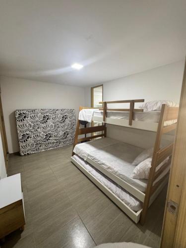 a room with two bunk beds in it at Apartamento Cocorna Aventura in Cocorná