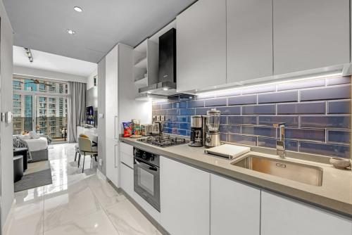 Chic Studio Steps to Dubai Mall with Infinity Pool and Early Check In & Late Check Out Facility