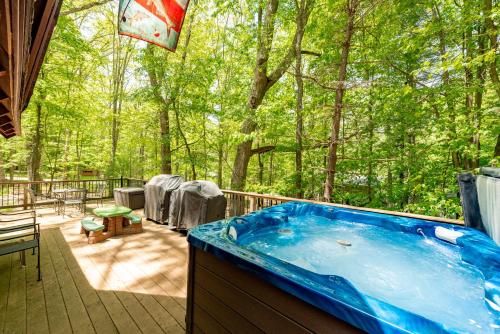 a jacuzzi tub on a deck in the woods at Grossis Geschenk by Railey Vacations in Swanton