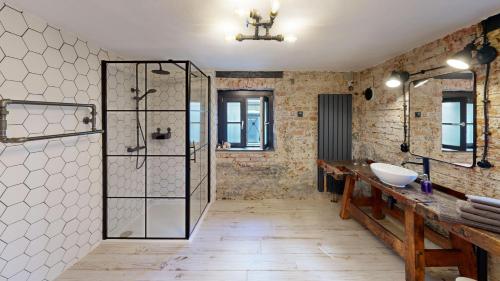 a bathroom with a glass shower and a sink at Apartment 22 - zentrumsnah - Parkplatz in Coburg