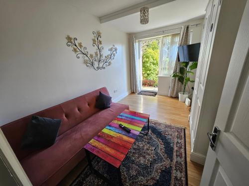 a living room with a couch and a table at Cozy Central One Bedroom Flat in Reading