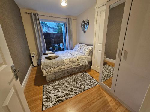 a small bedroom with a bed and a window at Cozy Central One Bedroom Flat in Reading