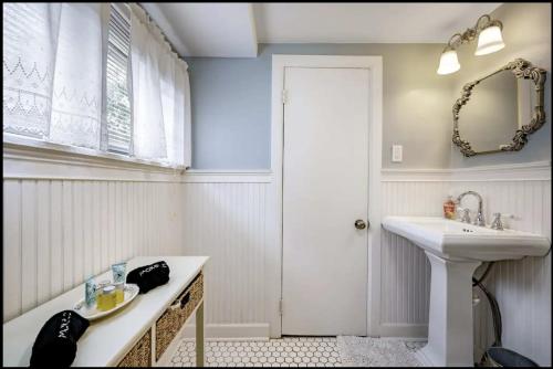 a bathroom with a sink and a tub and a mirror at Peaceful Private Cottage, Walk to Park & 5 Mins to Downtown in Nashville