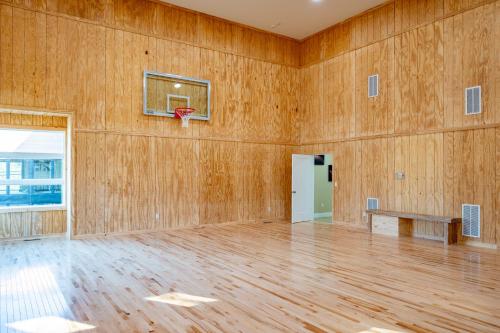 an empty room with a basketball hoop on the wall at Sweet Dreams by Railey Vacations in McHenry