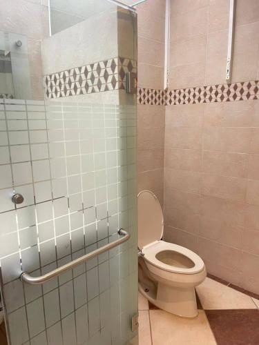 a bathroom with a toilet and a shower at Casa Sosa in Zacatlán