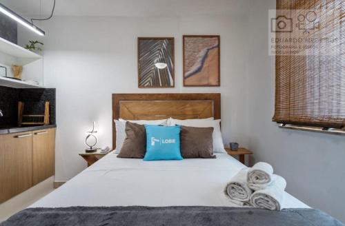a bedroom with a bed with towels on it at Studio Centro - 7 Copas in Rio de Janeiro