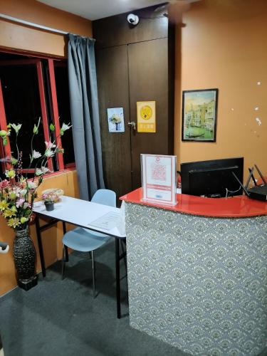 an office with a red counter with a table and chairs at Cahaya Hanson BilikXpert in Kuala Lumpur