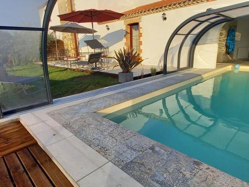 Gîte rénové avec piscine chauffée et jardin clos, à proximité des plages et de la campagne bio. - FR-1-426-531