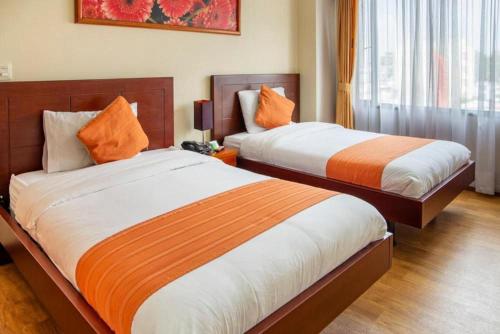 two beds in a hotel room with at Hotel Splendor by Friends Company in Bogotá