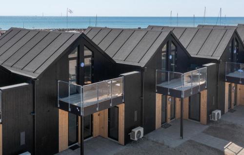 a row of buildings at the beach at Kysthusene, Lejl 27 in Slagelse