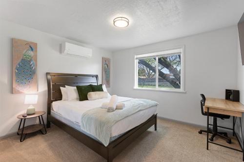 a bedroom with a bed and a window at Siesta Sunset in Boise