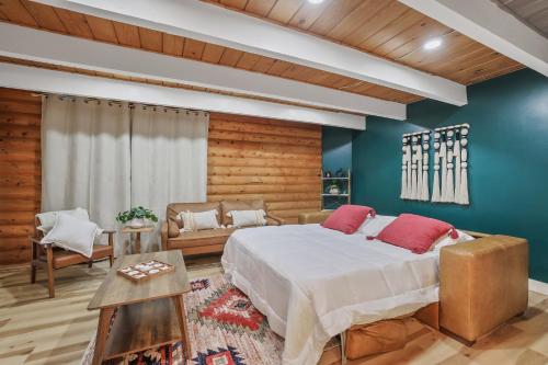 a bedroom with a large bed and a couch at Tahoe Mountain Inn in South Lake Tahoe
