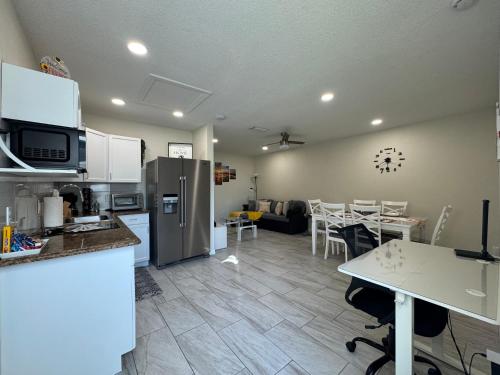 a kitchen and living room with a kitchen and a living room at Sunshine Nest in Lehigh Acres