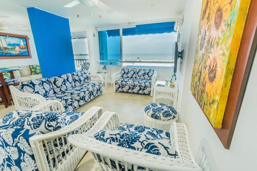 a room with blue and white chairs and tables at Paraíso By Elemnt Rentals in Santa Marta
