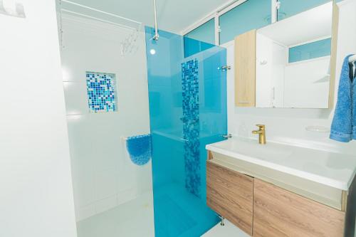 a bathroom with a sink and a shower at Paraíso By Elemnt Rentals in Santa Marta