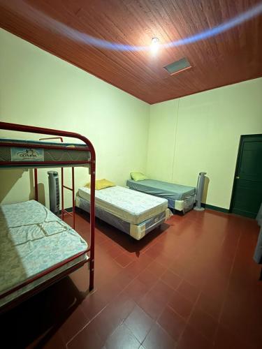 Llit o llits en una habitació de SAM TRAVEL LEON