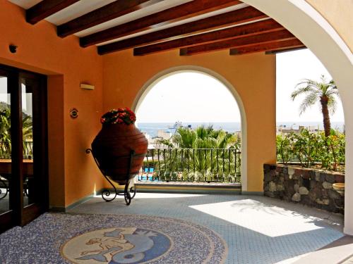 a room with an entry way with a large vase at Hotel Aktea in Lipari