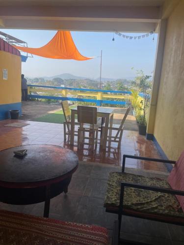 Piscina a Over the Moon hostel o a prop