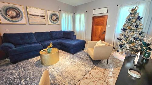Rusty Blue Belize 2 Bedroom sleeps 8, Hammocks, Gated WiFi & Hot Water