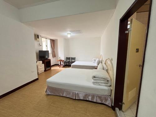 Llit o llits en una habitació de Chantai Hotel