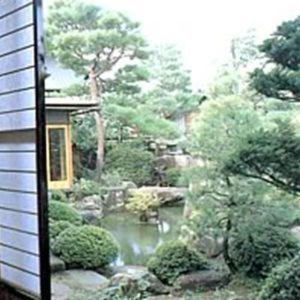 widok na ogród ze stawem i drzewami w obiekcie Tsukamoto Sou w mieście Takayama