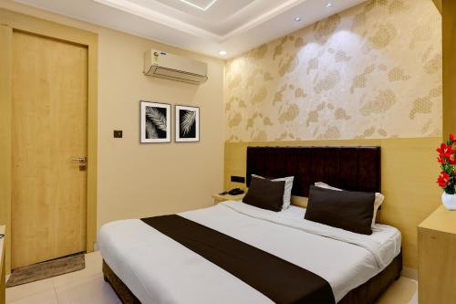a bedroom with a large bed in a room at Townhouse Oak Ram Lala Mandir Kanpur Formerly Hotel Sun Rise in Kaliānpur