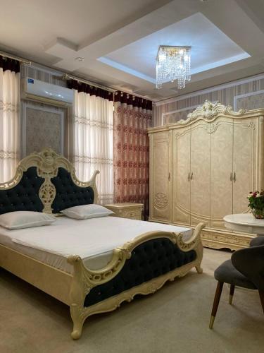 Llit o llits en una habitació de Hotel KARAVAN