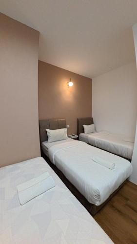 a room with two beds in a room with at Nice Inn in George Town