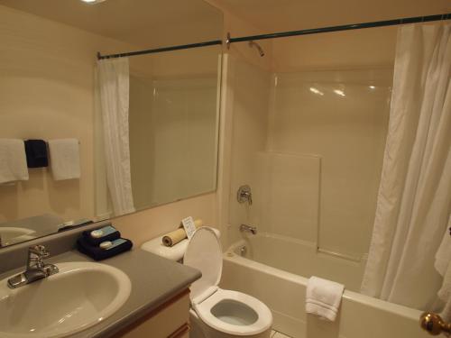 Un baño de Whale's Tail Guest Suites