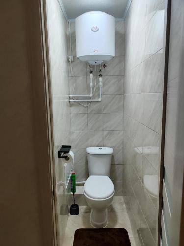 a small bathroom with a white toilet in a room at Квартира в центре Балки, город Тирасполь in Tiraspol