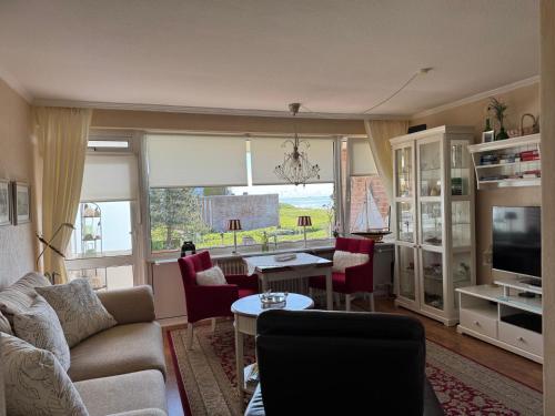 a living room with a couch and a table at Langeneß Whg 15 Strandtraum in Wyk auf Föhr