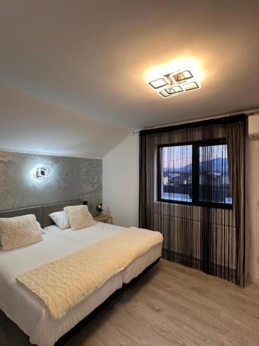 a bedroom with two beds and a window at Stelele Oltului in Călimăneşti