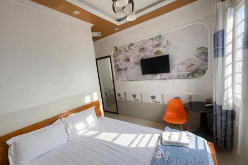 a bedroom with a bed and a tv on the wall at Lộc Duyên Motel Ninh Kiều in Cái Răng