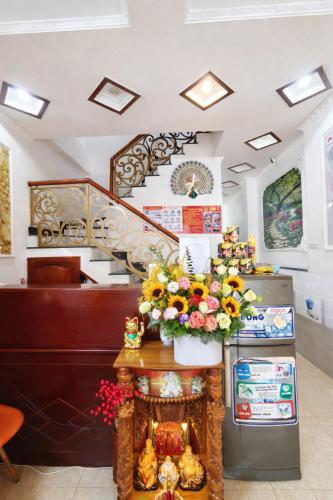 a kitchen with a counter with flowers on it at Lộc Duyên Motel Ninh Kiều in Cái Răng