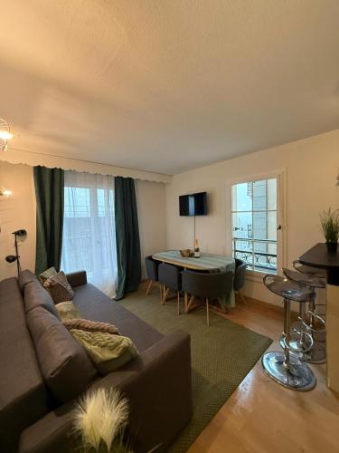 Be first on the lift each morning! 2bed apt. 6 pax
