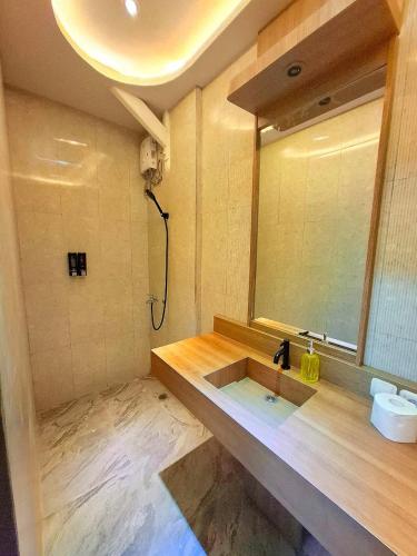 a bathroom with a sink and a mirror at 7 Day Inn in Gili Trawangan