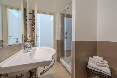 a bathroom with a sink and a shower at Ca de Gianchi - Verdeblù in Manarola