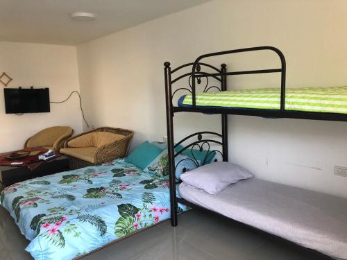 una stanza con due letti a castello e un divano di Simple Room a Mas'ada