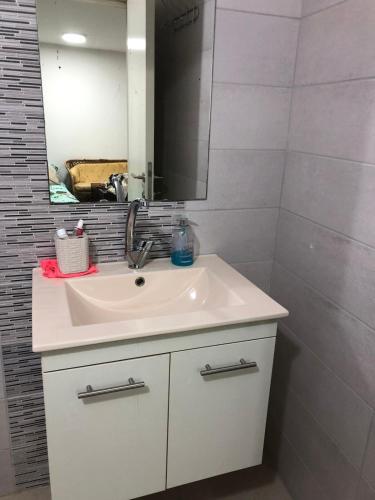 un bagno con lavandino e specchio di Simple Room a Mas'ada