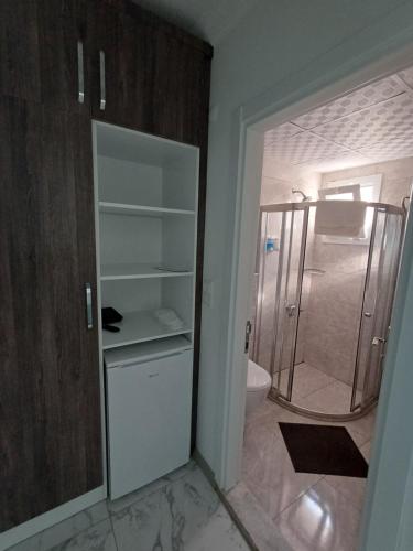 ein Badezimmer mit Dusche, Toilette und Glastür in der Unterkunft Aykaç Hotel in Silifke