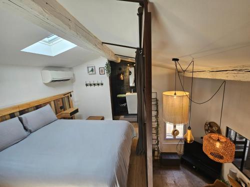 sypialnia z białym łóżkiem i oknem w obiekcie Cosy city w Montpellier